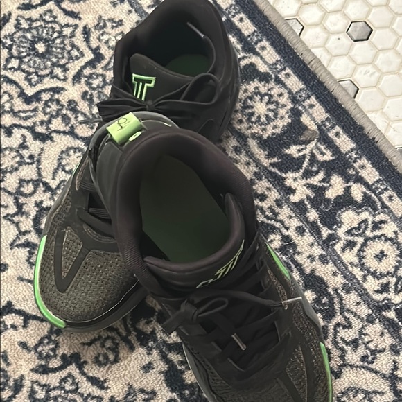 Dynamic Black and Green Athletic Shoes - Picture 1 of 7